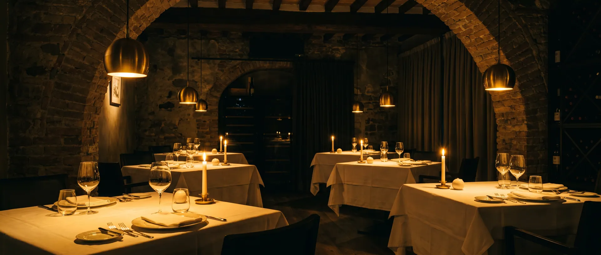 Eingedeckter Tisch im warmen Kerzenlicht des Ristorante Oliveto